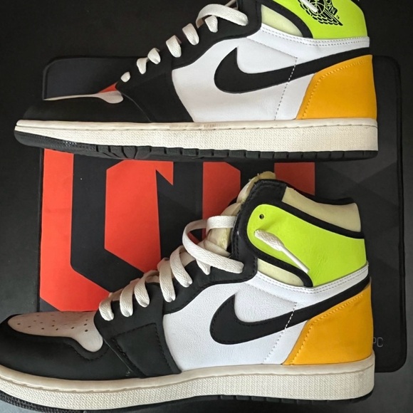 Jordan 1 OG “Volt Gold” - Picture 5 of 7